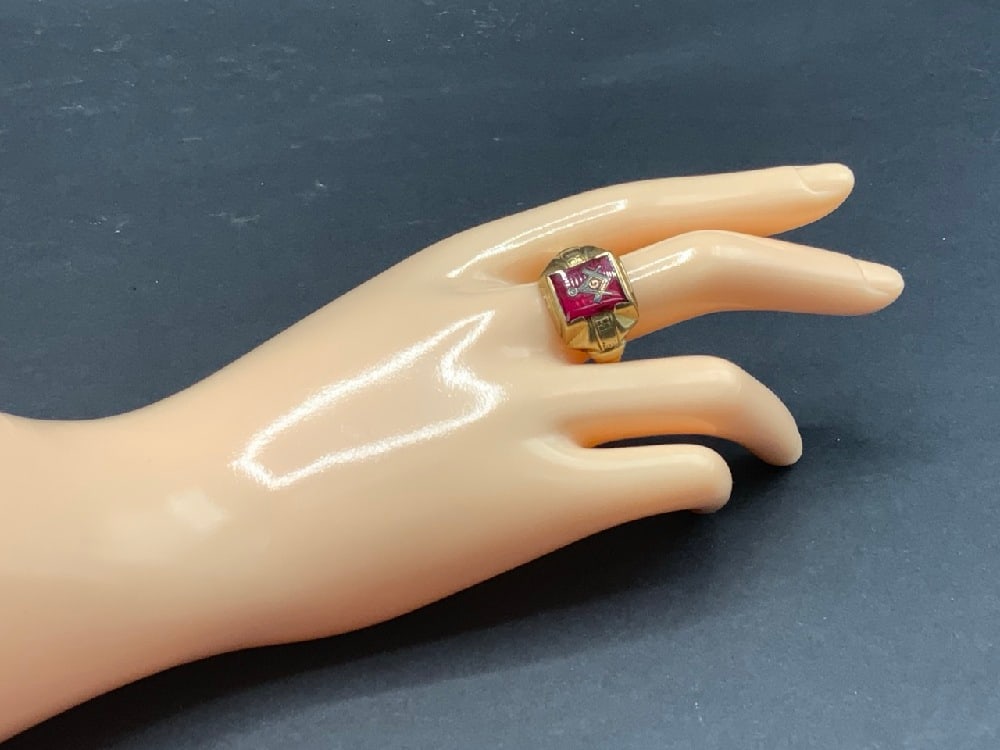 10K Mens Size 12 Ringmaster Masonic Ring: 10K Men's Size 12 Ringmaster Masonic Ring.Total weight: 7.5 grams