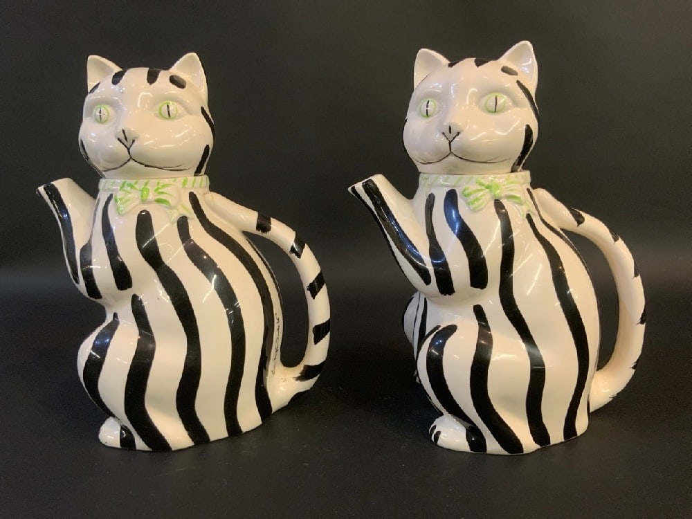 A  Pair of Gloria Vanderbilt Tastesetter by Sigma Striped Cat Tea Pots (1 of 5)