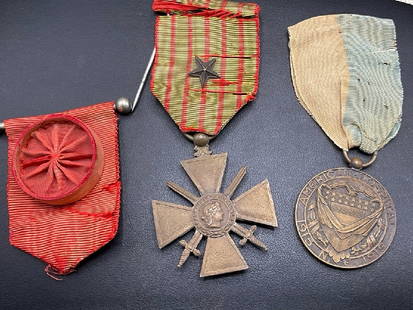 WWI U.S. Hospital and French Bronze Medals: WWI U.S. Hospital and French Bronze Medals.