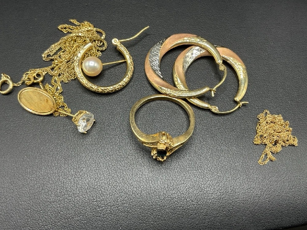 Estate Compiled Scrap or Use Gold Jewelry: Estate Compiled Scrap or Use Gold Jewelry. Total weight: 14K 4.8 grams - 10K 3.7 grams Total 8.5 grams