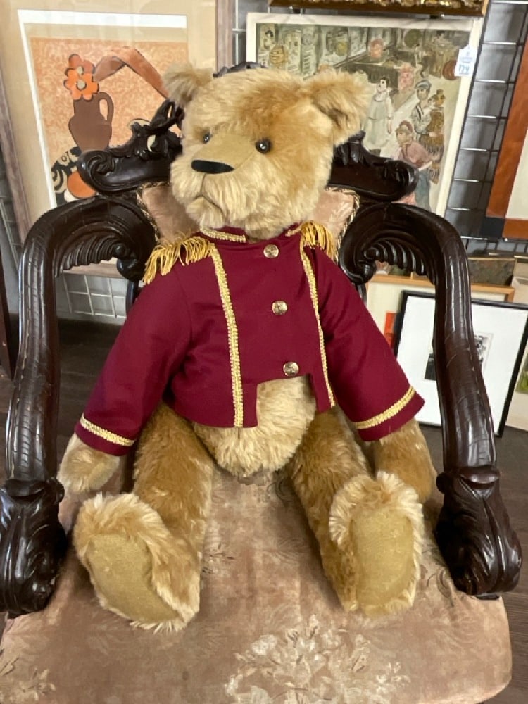 Huge 30" Mohair Lion Bear YES/NO Artisan Piece: Huge 30" Mohair Lion (Bear) Stuffed Animal. High Quality construction artist piece. Unknown artist as no signature found. The Lion has a "Yes/No" jointed head. Wearing a royalty red coat. Dimensions: 