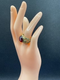 18K (750) Gold Filigree Red Cabochan Stone Ring