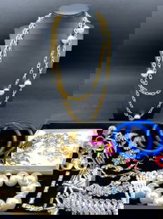 Estate Compiled Vintage Jewelry Lot: Estate Compiled Vintage Jewelry Lot. As seen in photograph preview.