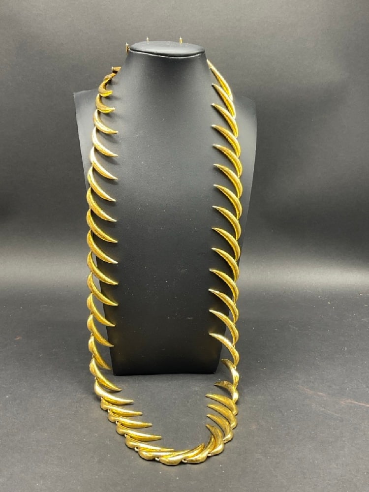 John Iversen New York Goldtone Vintage Necklace: John Iversen New York Goldtone Vintage Necklace. Signed. Dimensions: 32” length.