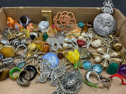 Vintage Costume Jewelry Lot with Rings: Vintage Costume Jewelry Lot with Rings.