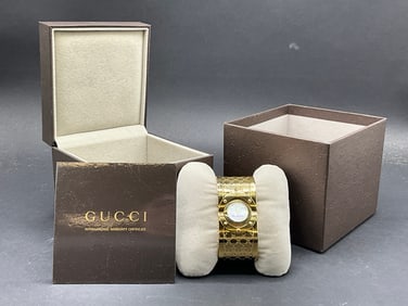 Gucci Designer  110 Twirl Bangle Wrist Watch with MOP Dial