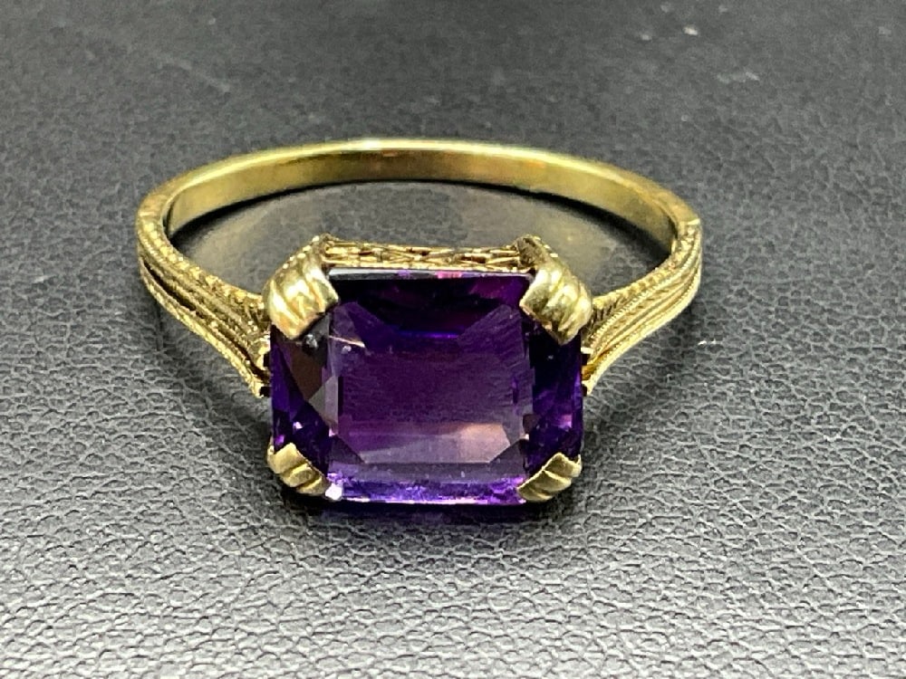 14K Yellow Gold Purple Amethyst Gemstone Ring (1 of 4)