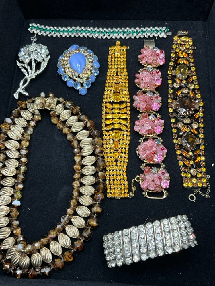 Eight (8) Piece Vintage Rhinestone Jewelry Group (1 of 7)