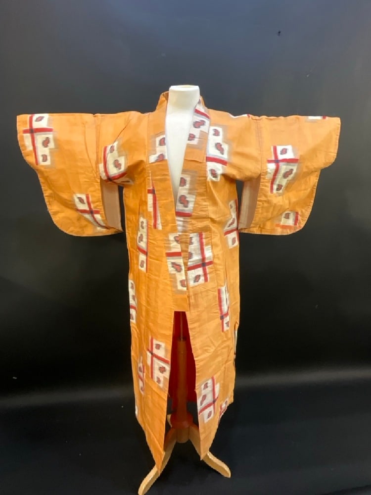 Modern Design Japanese Kimono: Japanese Kimono.Good Condition, Please See Preview Photographs Dimensions: Arm to Arm 48”L, Shoulder to Floor 51”L, Arm Opening 22”D