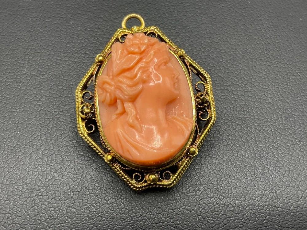 10K Yellow Gold Vintage Carved Cameo Pin/Pendant (1 of 4)