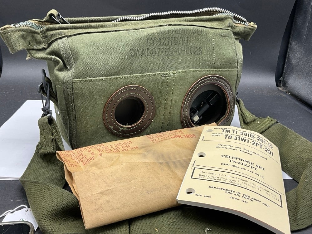 Case Telephone Set CY-12776/PT Military Telephone: Case Telephone Set CY-12776/PT Military Telephone.Dimensions: 8" X 14"