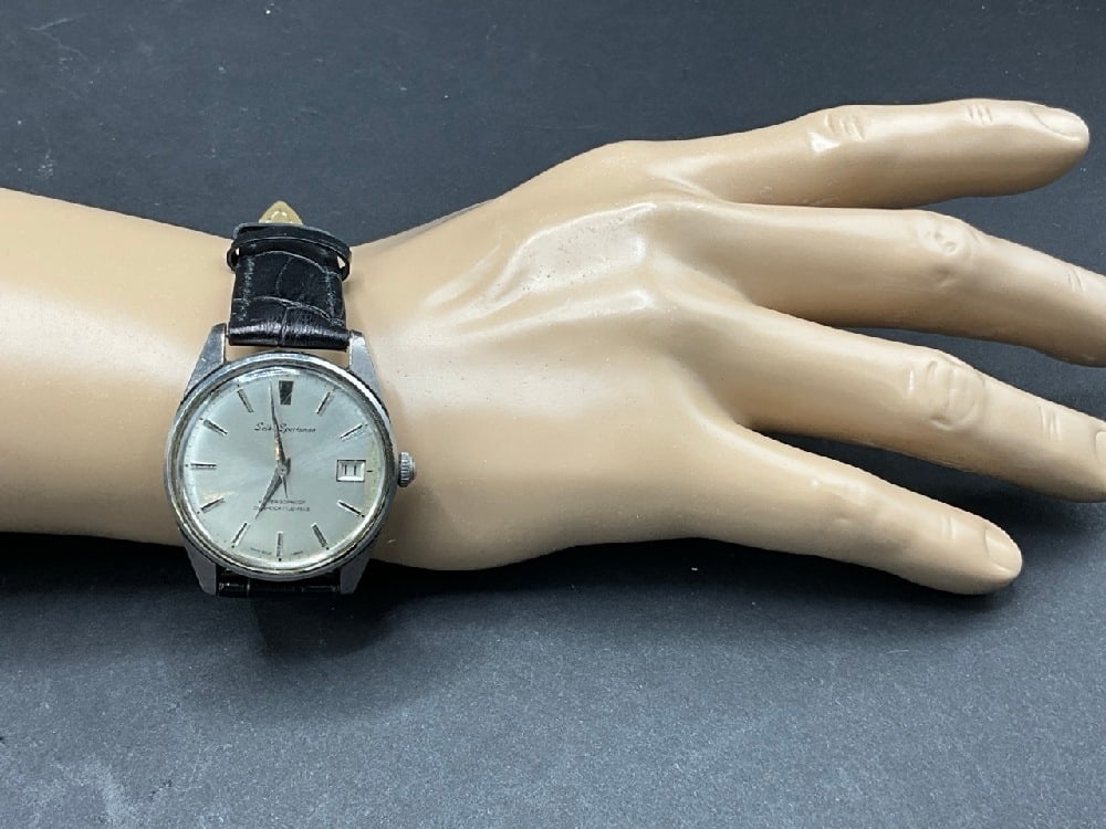 Vintage Seiko Diashock Wristwatch: Vintage Seiko Sportswear Waterproof Diashock 17 Jewel Men's Wristwatch.Dimensions: 1 1/2” face.