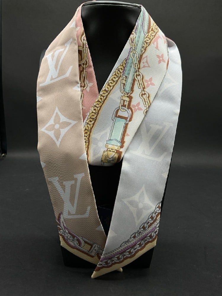 Louis Vuitton Paris Silk BB Bandeau: Louis Vuitton Paris Silk BB Bandeau.Good Condition, Please See Photograph Preview. Dimensions:47”L x is 2” W