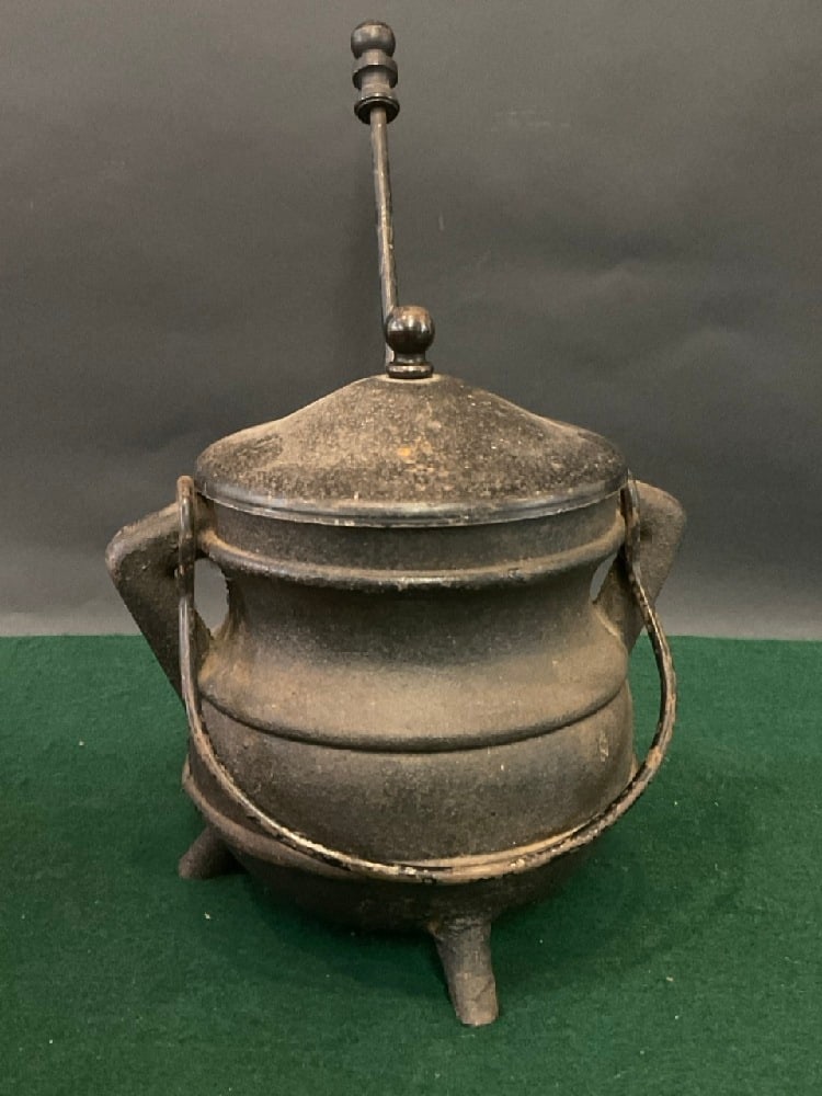 Antique Cast Iron Smelting Pot: Antique Cast Iron Smelting PotGood Condition, Please See Photograph Preview Dimensions: 9” x 6 1/2” 12 1/2” L for Wand