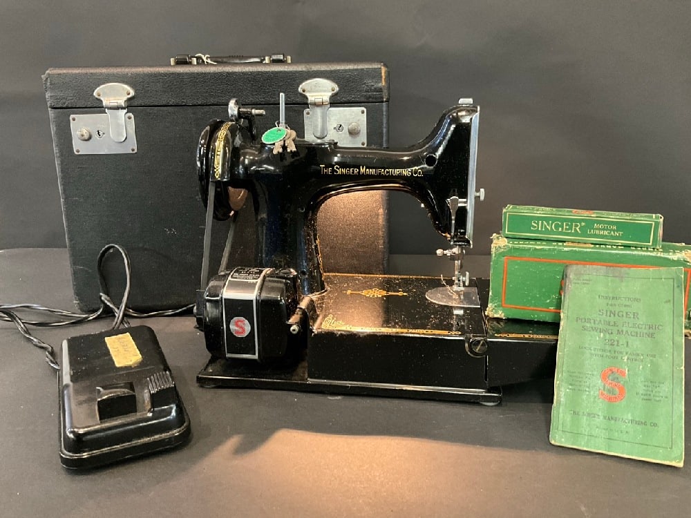 Singer Featherweight Sewing Machine (1 of 4)