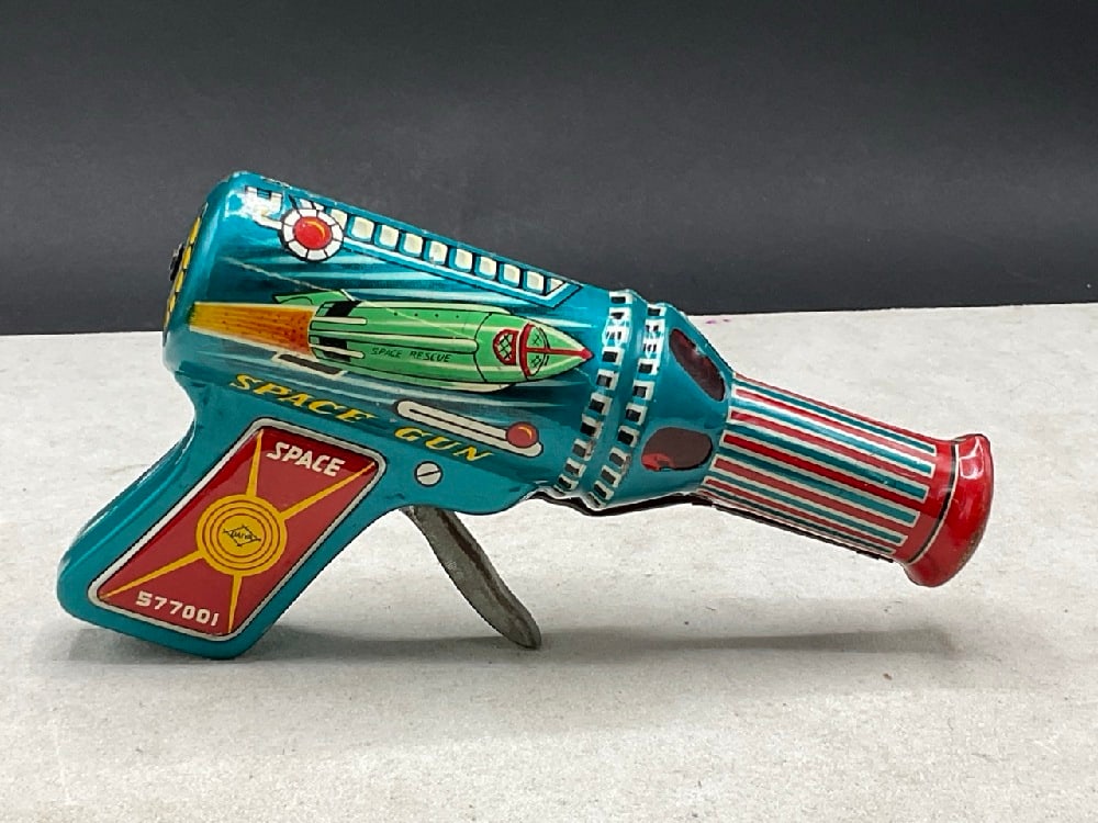 1960’s Space Rescue Space Gun Daiya Japan: 1960’s Space Rescue Space Gun Daiya Japan.Dimensions: 3 1/2” x 6”