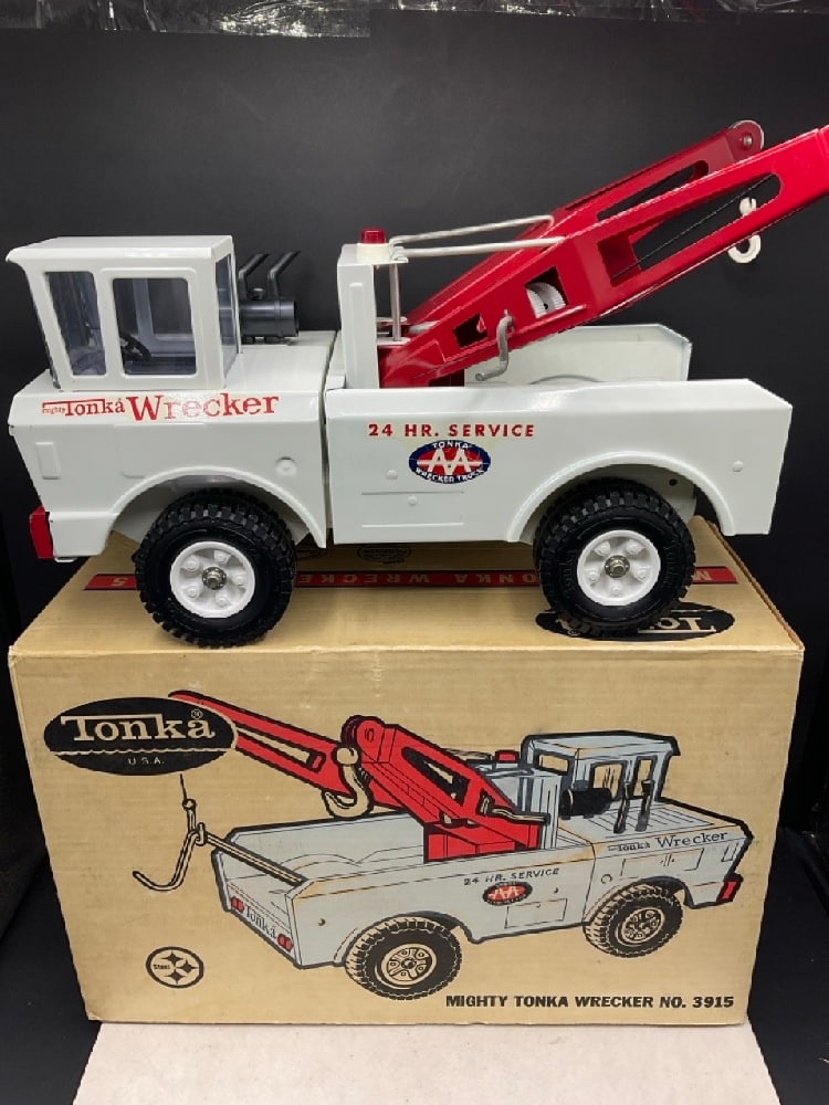 Vintage Tonka Wrecker No. 3915 in Box (1 of 13)
