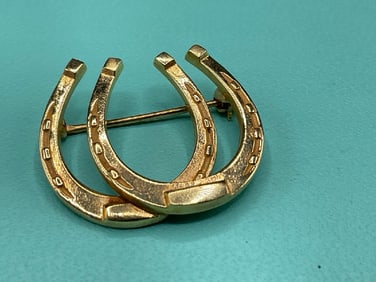 14K Yellow Gold Lucky Double Horseshoe Pin