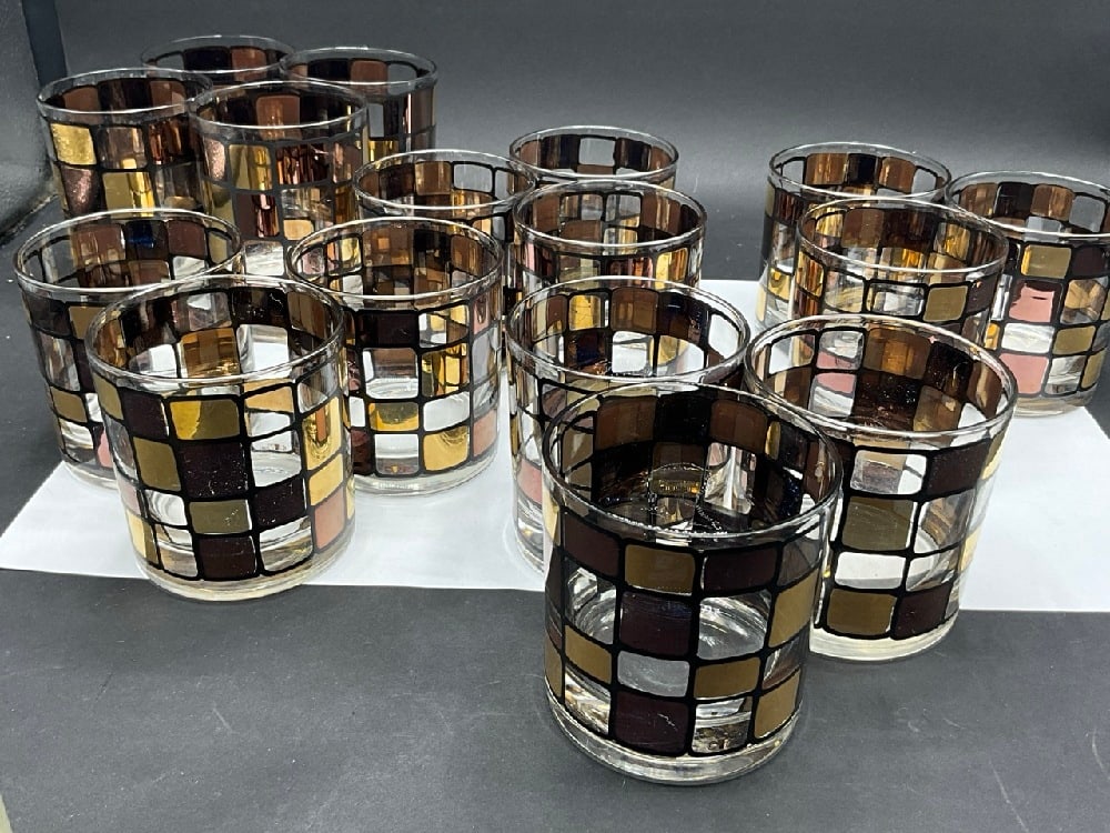 Vintage Cora Barware Rocks Glasses: Vintage Cora Barware Rocks Glasses.Dimensions; 3 1/2” x 3 1/4” 12 Qty and4 1/4” x 3 1/4” 4 Qty.