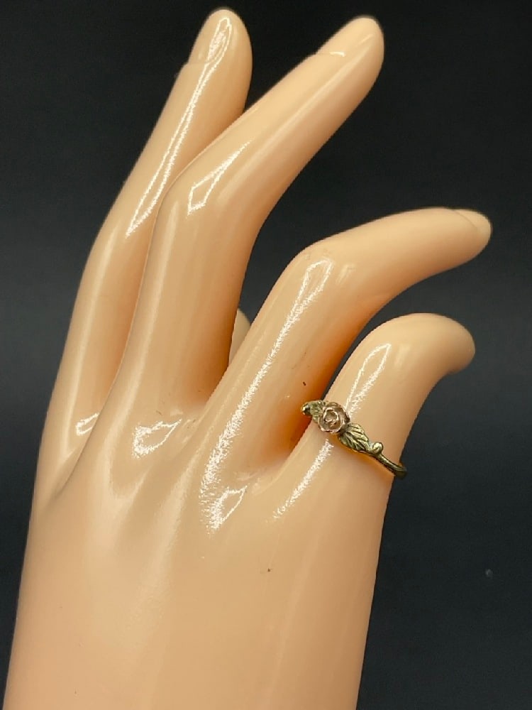 10K Yellow and Rose Gold Ring: 10K Yellow and Rose Gold Ring. Size 3. t.w: 1.39 grams.