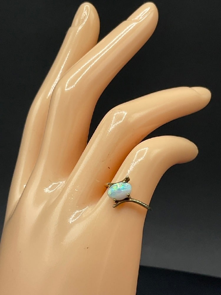 10K Gold Ring with Opal Stone: 10K Gold Ring with Opal Stone. Size 4. t.w: 1.29 grams.