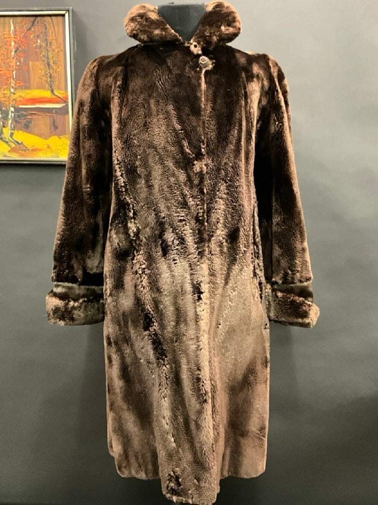 Mink Fur Coat by Georgeou Furs White Plains, NY: Mink Fur Coat by Georgeou Furs White Plains, NY Brown Good Condition, Please See Preview Photographs Sizing: Chest 41”, Arm Length 22”, Length 38”