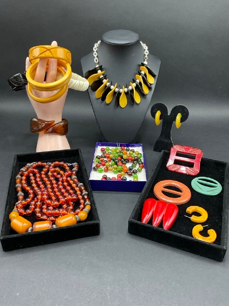 Vintage Bakelite & Plastic Jewelry Goup - (17) Pieces (1 of 8)
