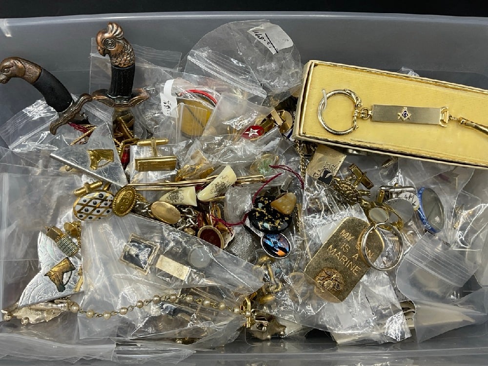 4lbs of Men’s Vintage Tie Clips, Cuff Links, Knives, Pins, Keychains - Speidel, Anton, Swank, (1 of 5)