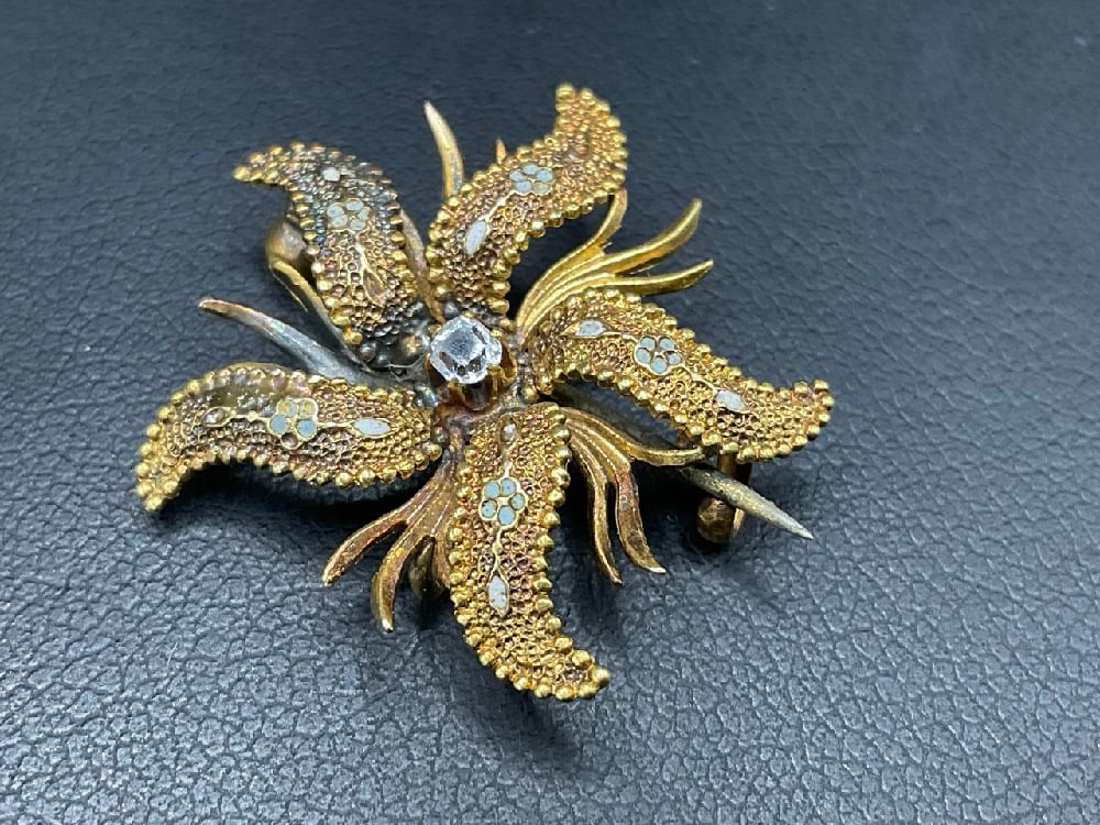14K Yellow Gold Floral Pin w/ Diamond (1 of 4)