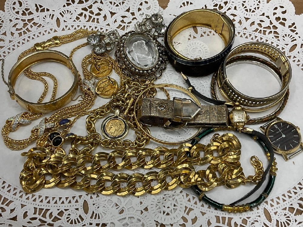 Vintage Gold Tone Costume Jewelry Lot - Bulova, Monet, Benrus: Vintage Gold Tone Costume Jewelry Lot - Bulova, Monet, Benrus. As seen in photograph preview.