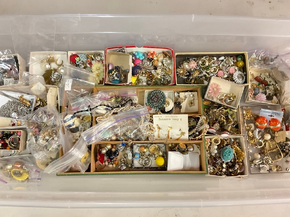 Huge Vintage Estate Compiled Costume Jewelry Lot: Huge Vintage Estate Compiled Costume Jewelry Lot. Many pins, clip earrings, necklaces, good and parts and repair items. As seen in photograph preview.