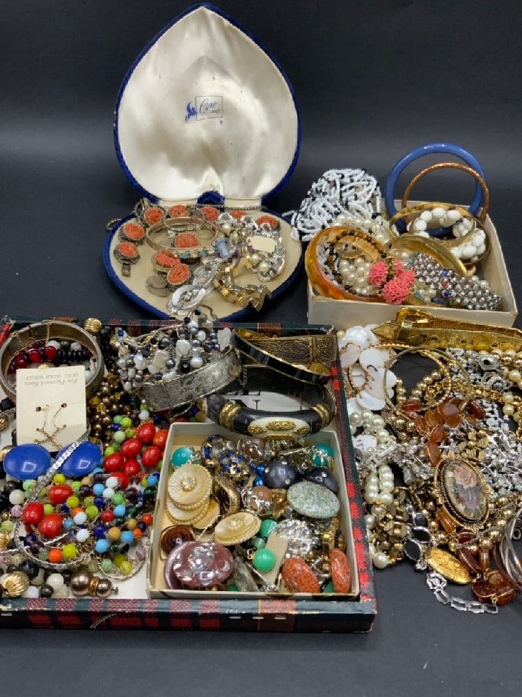 Estate Vintage Compiled Costume Jewelry Lot: Estate Vintage Compiled Costume Jewelry Lot. As seen in photograph preview.