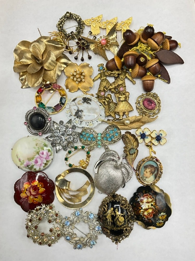 Estate Compiled Vintage Pins/Brooches Costume Jewelry Lot (1 of 4)