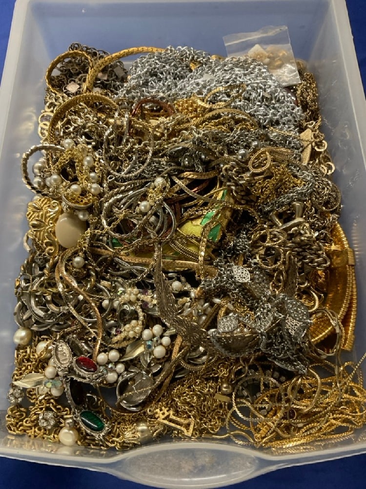 Costume Jewelry Box Lot Goldtone Chains (1 of 8)