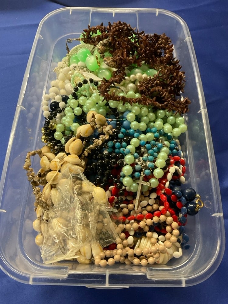 Box Lot Costume Jewelry Necklaces (1 of 4)