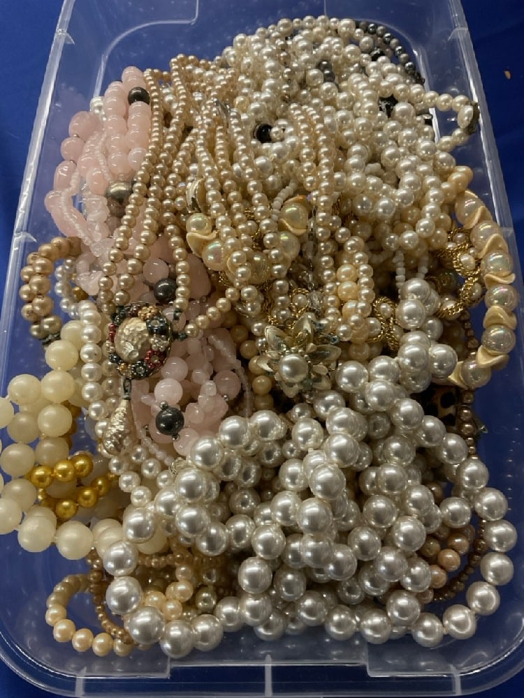 Large Costume Jewelry Lot of Faux Pearl Necklaces, Mostly Vintage (1 of 6)