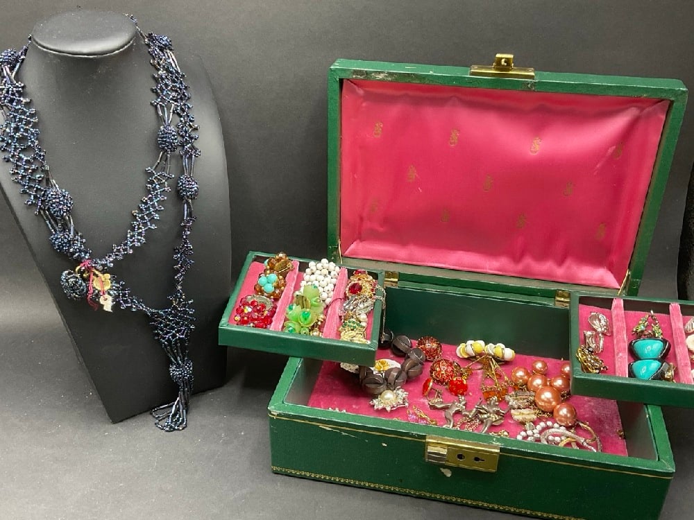 Costume Jewelry Lot Vintage Earrings Beaded Necklace Etc. (1 of 7)