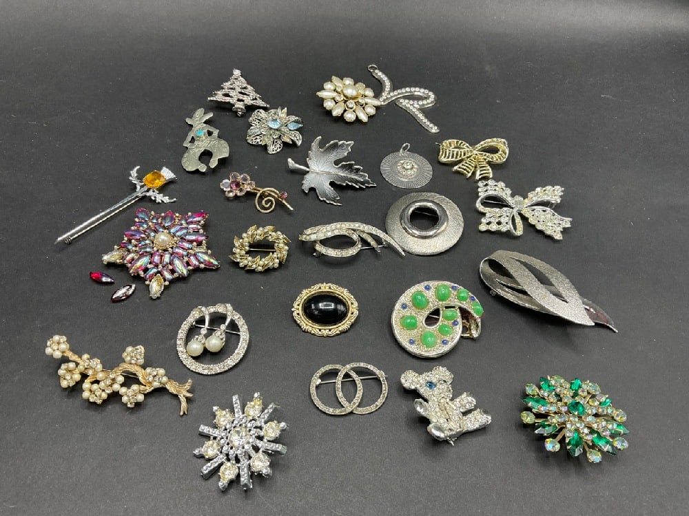 Estate Compiled Costume Jewelry Pin/Brooch Lot (1 of 8)