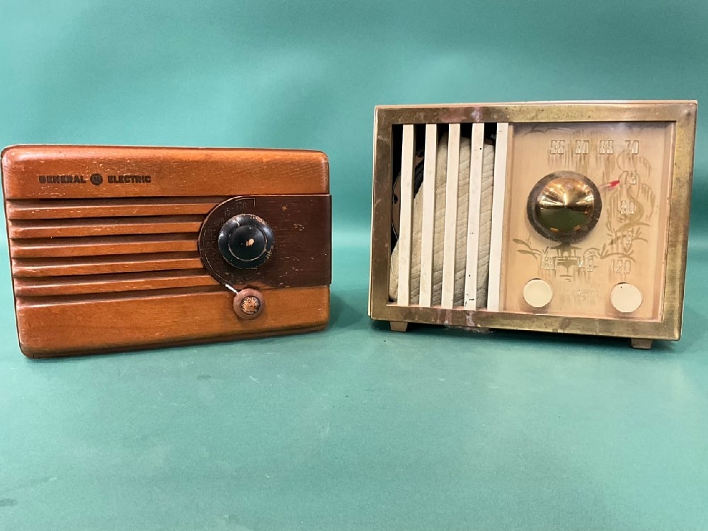 (2) Circa 1948 Table Radios - GE YRB-60-12 & RCA 75 x 19 (1 of 7)
