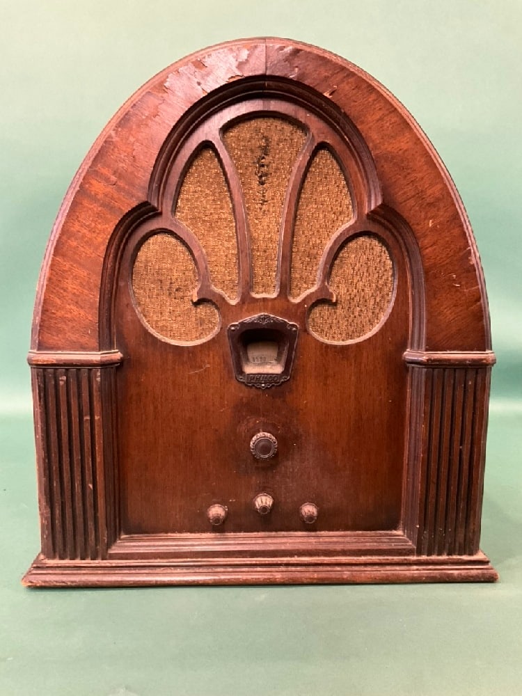 1930's Philco Model 70 Cathedral Radio (1 of 5)