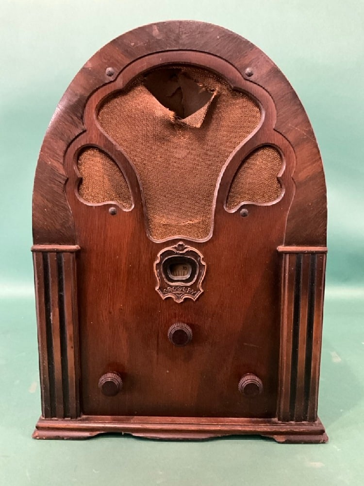 Crosley “Litlfella?? Model 125 Cathedral Radio (Grillcloth Damage): Crosley “Litlfella” Model 125 Cathedral Radio (Grillcloth Damage). Condition: Untested Dimensions: 17” x 12” x 8” Inv. 99