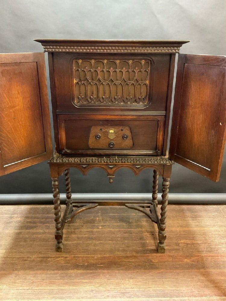 ATWATER Kent Model 55C Radio In Custom Oak Console Circa 1929: ATWATER Kent Model 55C Radio In Custom Oak Console Circa 1929.Not Working.Dimensions: 51 1/4” x 28 3/4” x 17” Inv. 88