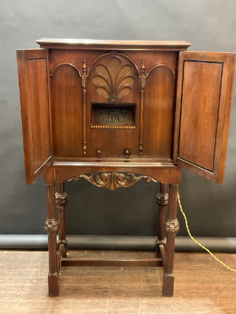 Zenith c. 1928 35PX Console Radio: Zenith c. 1928 35PX Console Radio.Inv. 159.Dimensions: 50” x 25” x 15” Working At Time of Inspection. Mahogany wood case.