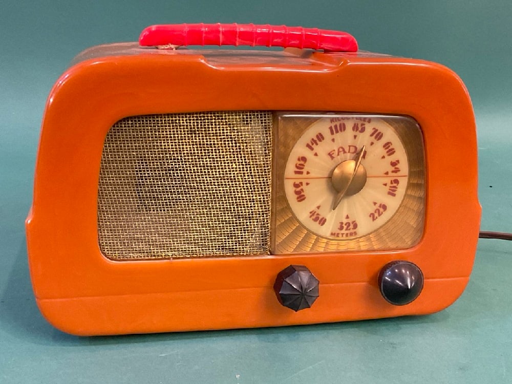 Vintage Fada Catalin 711 Radio "Dip Top" (1 of 9)