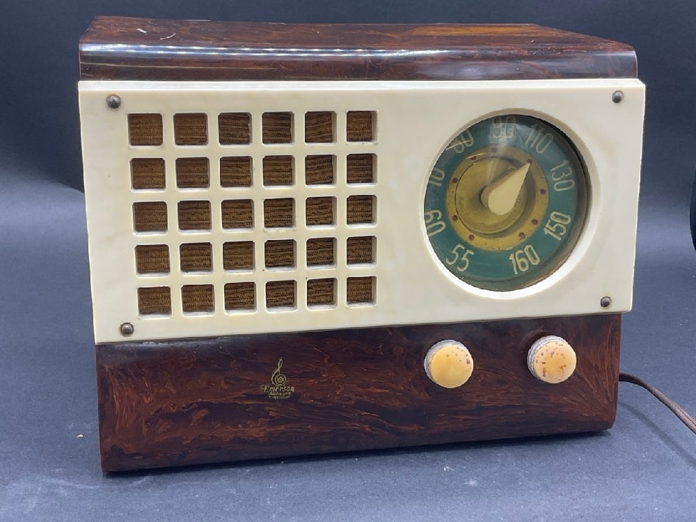 Vintage Emerson Bakelite Model 520 Radio (1 of 8)