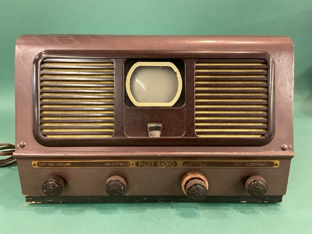 1948 Pilot Radio TV Model 37 (1 of 4)