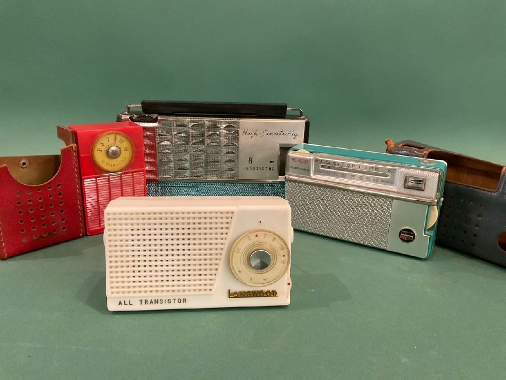 (4) Pc Vintage Transistor Radios (1 of 4)