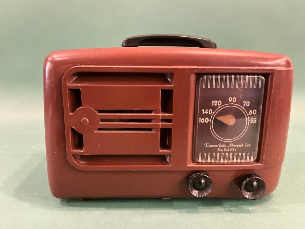Emerson 1940s Model 522 AM Tube Radio (1 of 4)