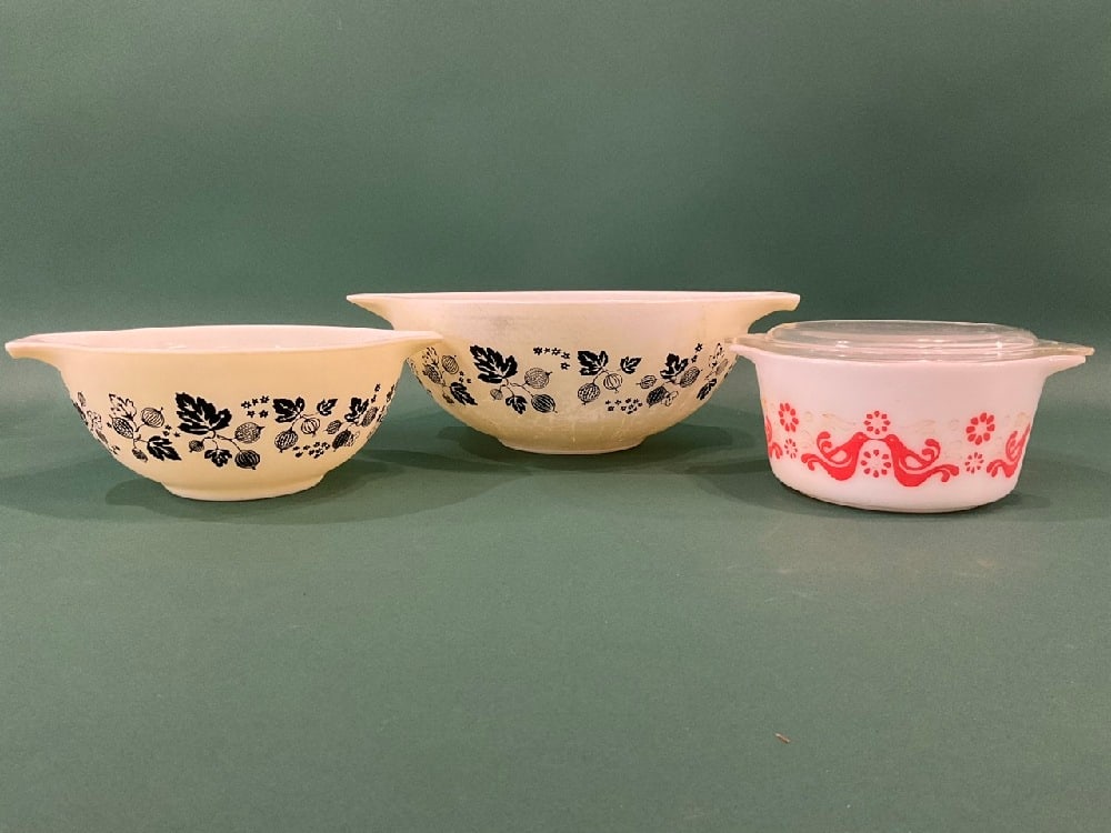 Vintage Pyrex Group Lot (1 of 7)