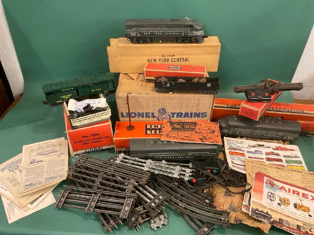 New York Central (5) Lionel Trains, Tracks & Paperwork: New York Central (5) Lionel Trains, Tracks & Paperwork.